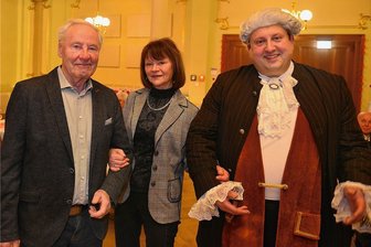 Hainichen feiert die treuen Ehepaare: Hochzeiten bald auch im "Goldenen Löwen" - Amelie und Rainer Sobotka sind seit 57 Jahren verheiratet. Zur Woche der Ehepaare im Festsaal "Goldener Löwe" in Hainichen wurden sie von Thomas Kühn alias Bergrat Christlieb Ehregott Gellert begrüßt. 