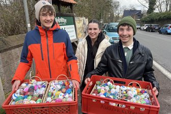 Hainichen feiert Ostern: Bunte Grüße aus den Partnerstädten aufgehängt - Die Partnerstädte sorgen im Hainichener Stadtpark für Farbakzente.