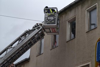 Hainichen: Feuerwehreinsatz in Innenstadt - Mittels Drehleiter erkundete die Feuerwehr Hainichen die Einsatzstelle.