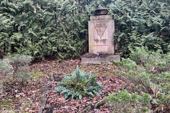 Hainichen: Gedenken an die Opfer des Nationalsozialismus - Der VVN-Gedenkstein auf dem Alten Friedhof in Hainichen.