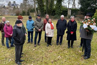 Hainichen gedenkt der Opfer des Nationalsozialismus - Thomas Kühn (r.) im Gedenkhain auf dem Alten Friedhof in Hainichen.