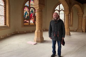 Hainichen: Gemeindezentrum zieht in die Kirche um - Pfarrer Friedrich Scherzer in einem der künftigen Gemeinderäume unter der Kirchenempore.