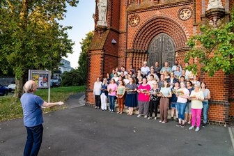Hainichen grüßt Europa mit einem einmaligen Konzert auf der Freilichtbühne - Am Dienstag probte das Gospel-Chor-Projekt auch vor der Trinitatiskirche.