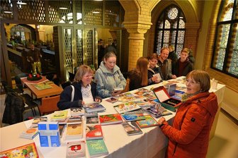 Hainichen hat nun eine Kirche mit Küche und Proberaum - Pfarrerin Diemut Scherzer (r.) beim Bücherbasar im Proberaum der unter der rechten Seitenemporen der Trinitatiskirche in Hainichen entstanden ist.