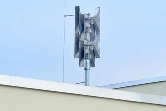 Hainichen hofft auf Förderung für Sirenen - Auf dem neuen Gerätehaus der Feuerwehr im Hainichener Ortsteil Schlegel ist die Sirene im November 2020 in Betrieb gegangen. Mit dieser Anlage sind auch Sprachdurchsagen möglich. 