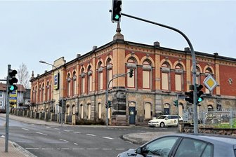 Hainichen holt "Weitblick" in die Stadt: Das sind die Vorboten für die Kulturhauptstadt Chemnitz - Der Edeka-Markt in Hainichen: An die Fassade kommen nun Porträts bekannter Hainichener. Das Projekt im Vorfeld der Kulturhauptstadt Chemnitz soll am 24. April eingeweiht werden. 