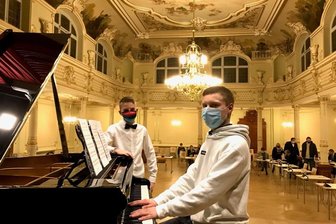 Robin Nahler (vorn) und Finn Jakob im Festsaal.