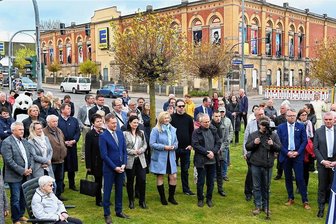 Hainichen kann Kulturhauptstadt: Großes Interesse an den Köpfen der Kleinstadt - Am Edeka-Markt in Hainichen findet man nun 18 Porträts bekannter Hainichener, deren Lebenswege nicht nur in Deutschland Beachtung fanden. Zur Einweihung am Montag kamen mehr als 100 Bürger und Gäste. 