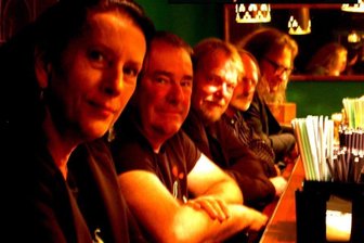 Hainichen: Konzert als Hommage an Element of Crime - Die Band Unscharf mit Katze gastieren am 7. März in der Landpension Schirmer.