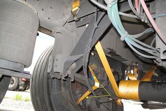 Hainichen: Laster fährt nach Brand mit defekter Bremse weiter - Mit Spanngurt hatte ein Lkw-Fahrer die bei einem Brand beschädigte Achse seines Sattelaufliegers hochgebunden und war mit defekter Bremse von Berbersdorf bis nach Hainichen weitergefahren.