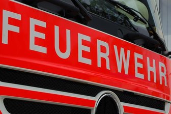 Hainichen: Pkw und Carport durch Feuer zerstört -