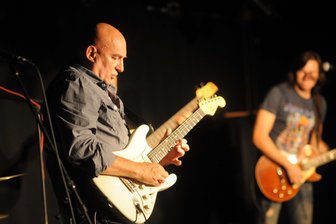 Hainichen: Saitenmagier unter sich - Der Serbe Zed Mitchell ist seit den 1960ern im Geschäft.