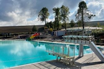 Hainichen: Saniertes Freibad soll mit Fest eingeweiht werden - Das sanierte Freibad kann sich sehen lassen: Es ist mit neuer Beckenfolie, neuem Sprungturm, neuer Rutsche und einer neuen Filteranlage versehen worden. Zudem wurde ein Schwallwasserbecken gebaut.