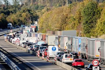 Hainichen: Sechs Verletzte nach Unfall auf der A 4 - Nach mehreren Auffahrunfällen hatte sich auf der A 4 ein langer Stau gebildet. 