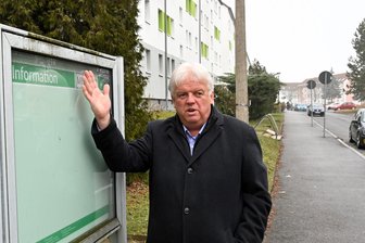 Hainichen: Stadt hilft Mietern der in Schieflage geratenen Wohnungsgesellschaft - OB Dieter Greysinger im Wohngebiet Friedrich-Gottlob-Keller-Siedlung, hier finden die Mieter der Hainichener Wohnungsgesellschaft mbH schon lange keine Infos mehr am Schaukasten.