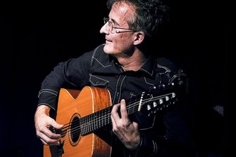 Hainichen: Torsten Turinsky spielt Beatles - auf der Gitarre mit acht Saiten - Der Musiker Torsten Turinsky aus Chemnitz auf einem Bild vor einigen Jahren.