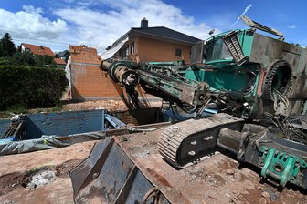 Hainichen: Umgekipptes Bohrgerät geborgen - An der Berthelsdorfer Straße in Hainichen ist am Freitag gegen 9 Uhr dieses riesige Bohrgerät umgekippt und hat Teile eines im Bau befindlichen Eigenheimes zerstört. Der Fahrer wurde leicht verletzt. 