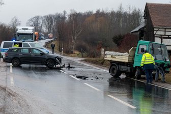 Hainichen: Unfall legt Verkehr lahm – Auto stark beschädigt - Unfall in Hainichen: Ein Multicar stieß mit einem Fiat zusammen.