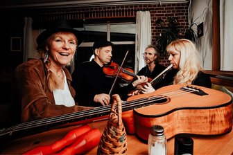 Hainichen wird am Sonntag zur Kulturhauptstadt - Dunja (l.) und Jörg (3. v. l.) Nassler und Jana und Jo Rosenbrück spielen am Sonntag im Ratskeller.