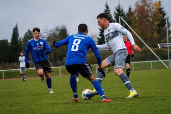 Hainichener Fußballer holen ersten Sieg mit neuem Trainer - Der Hainichener Kapitän Kevin Schulze (r.) blieb gegen Mittweida II torlos und steht weiter bei einem Saisontreffer.