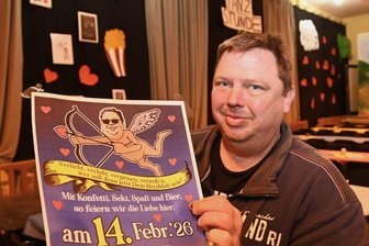 Hainichener Karnevalsklub feiert die Liebe: Zieht Vereinschef Mario als Amor blank? - Mario Jahn, neuer Präsident des Hainichener Karnevalsklubs (HKK), mit dem Plakat der Saison - und ihm als Amor.