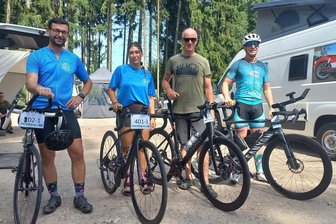 Hainichener Oldie bei Radmarathon „Rossau 1000“: „Die letzte Stunde auf dem Rad war die schlimmste meines Lebens“ - Beim Rad-Wettbewerb „Rossau 1000“ waren auch Sportler der HSG Mittweida dabei. Abteilungsleiter Marcel Grimmer (l.) ging im Einzel an den Start, Patricia Kühn, Christian Scholz und Armin Laabs (v. l.) in der Staffel – bei der der vierte Fahrer zum Start noch fehlte.