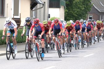 Hainichener Radteam sammelt eifrig Podestplätze - Die Fahrer vom Berthold-Radteam aus Hainichen (blau-rotes Trikot, schwarze Hose) fuhren in Großwaltersdorf ein offensives Rennen.