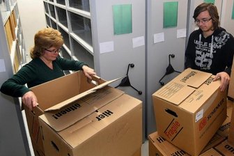 Hainichener Stadtarchiv nach Umzug wieder offen - Müssen bald keine Archivmaterialien mehr für den Umzug sortieren: Stadtarchivleiterin Angela Brehm und Praktikant Philipp Wagner.