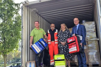 Hainichener Verein erhält mehr als 100 Paletten mit Gütern für die Ukrainehilfe - Thomas Kretschmann (l.), DRK-Fahrer Andreas Huhn Kleid (M.), Gesundheitsministerin Petra Köpping und Staatskanzleichef Oliver Schenk.
