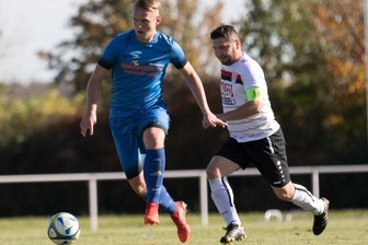 Hainichener vom "Punkt" in die Erfolgsspur - Dominik Krebs (l.), hier im Duell mit Roy Linthe, erzielte die Führung für den Hainichener FV. Am Ende wurde es noch spannend.