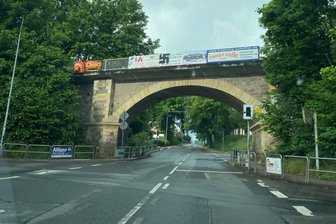 Hakenkreuz auf Werbebanner in Lichtenstein gesprüht - Ein Werbebanner an der Brücke in Lichtenstein wurde mit einem Hakenkreuz besprüht.