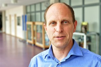 Hakenkreuz im Klassenzimmer: Wie Eltern darauf reagieren - Nach den Hakenkreuz-Schmierereien hat Schulleiter Dirk Barthel jüngeren Schüler angesprochen.