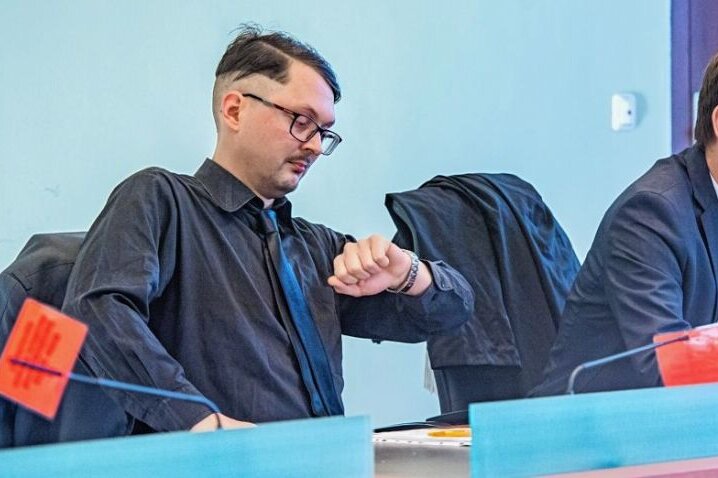 Hakenkreuz-Prozess am Amtsgericht endet mit Freispruch - Der Landesvorsitzender der Satirepartei "Die Partei" in Sachsen, Tom Rodig, wartet mit seinem Anwalt Axel Kaufmann auf der Anklagebank im Amtsgericht Aue auf seinen Prozess. 