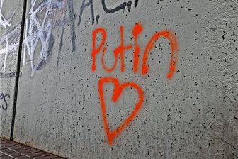 Hakenkreuz und Putin-Herz: Die schwierige Suche nach der Zuständigkeit - Einige neue Schmierereien an der Bahnunterführung an der Rümpfstraße in Lichtenstein sind jetzt ein Fall für den Staatsschutz.