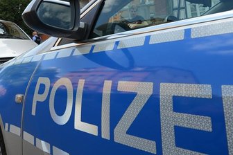 Hakenkreuze auf Baustelle und an Auto -