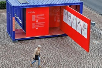 Hakenkreuze in KZ-Schau in Meerane: Staatsschutz ermittelt - Der Überseecontainer mit der Wanderausstellung steht vor der Stadtbibliothek. 