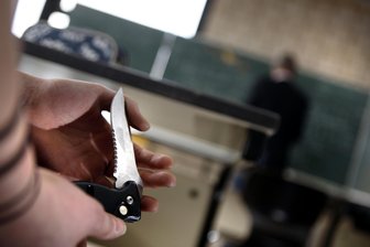 Hakenkreuze, Schlagstock, Gewaltausbrüche: Was an Schulen im Landkreis Zwickau in den letzten Monaten alles passiert ist - Ein Schüler hat ein Klappmesser in der Hand. Einen ähnlichen Fall gab es an einer Oberschule in Meerane.