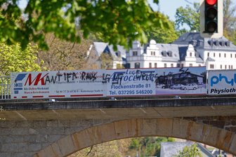 Hakenkreuze und SS-Runen in Lichtenstein: Stadt darf Schmierereien nicht entfernen - Auf Werbetafeln an der Bahnbrücke in Lichtenstein wurden Hakenkreuze geschmiert.