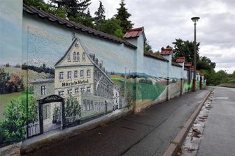 Hakenkreuze verunstalten monatelang eine Wand in Meerane - Die Wand an der Meeraner Gerberstraße war mit Hakenkreuzen beschmiert.