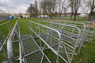 Halbfinale im Fußball-Sachsenpokal in Glauchau: Polizei rüstet sich für „Spiel mit erhöhtem Sicherheitsrisiko“ - Im Eingangsbereich zum Sportpark sollen die Besucher am Donnerstag kontrolliert werden.