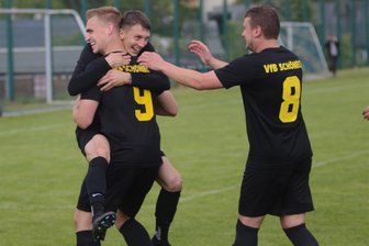 Halbfinale im Fußball-Vogtlandpokal: VfB Schöneck souverän im Endspiel, Fortuna Plauen braucht das Elfmeterschießen - Gleich fünfmal konnte der VfB Schöneck (von links Jan Luderer, Tim Müller und Lukas Jacobi) in Ellefeld jubeln und schaffte souverän den Sprung ins Pokalfinale.