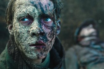 Halbgeliebte Preise: Was uns die Oscars für "Im Westen nicht Neues" verraten - Das Böse macht ein freundliches Gesicht: Felix Kammerer als Paul Bäumer in einer Szene des Films "Im Westen nichts Neues".