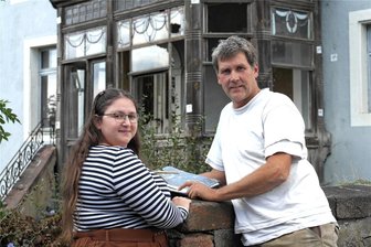 Halbige Geringswalde öffnet sich am Denkmaltag - Maxi-Charlott Bassow und Frank Pastille stehen vor dem Haupthaus der einstigen Lohgerberei und besprechen die nächsten Schritte der Sanierung.