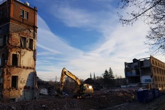Halbmond-Brache: Letzte Mauern fallen - Blick auf die verbliebenen Reste der einst riesigen Industriebrache. In den nächsten Tagen sollen die Abbrucharbeiten beendet werden.