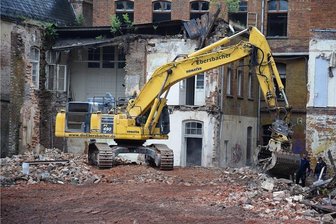 Halbzeit beim Abriss der Oelsnitzer Halbmondbrache - Schritt für Schritt frisst sich der Großbagger durch die Gebäude der riesigen Brache.