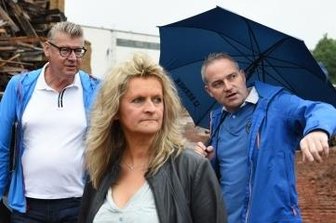 Halbzeit beim Abriss der Oelsnitzer Halbmondbrache - Planer Klaus Knüpfer, Stadtbaumeisterin Kerstin Zollfrank und Ebersbacher-Chef Daniel Pabel (von links).