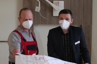 Halbzeit im Krankenhaus Erlabrunn: Baugeschehen wechselt auf den Südflügel - Maik Bamberg (r.) im Gespräch mit Fußbodenleger Bernd Weigel.