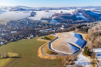 Halde „Am Knochen“ in Raschau in drei Jahren für 11,1 Millionen Euro saniert - Aktuelle Luftaufnahmen der Halde „Am Knochen“ in Raschau. Nun ist die Sanierung abgeschlossen, auch die Bepflanzung sei bereits erfolgt.