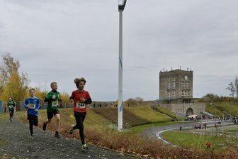 Halden-Crosslauf: Gastgeber vom SV Vorwärts Zwickau überzeugen beim Jubiläum sportlich und organisatorisch - Beim 10. Zwickauer Halden-Crosslauf ging es am Sonntag wieder auf den Strecken rund ums Westsachsenstadion um die schnellsten Zeiten.
