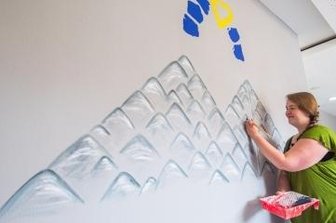 Halden in Schwimmhalle - Melanie Auerswald an ihrem Wandbild.